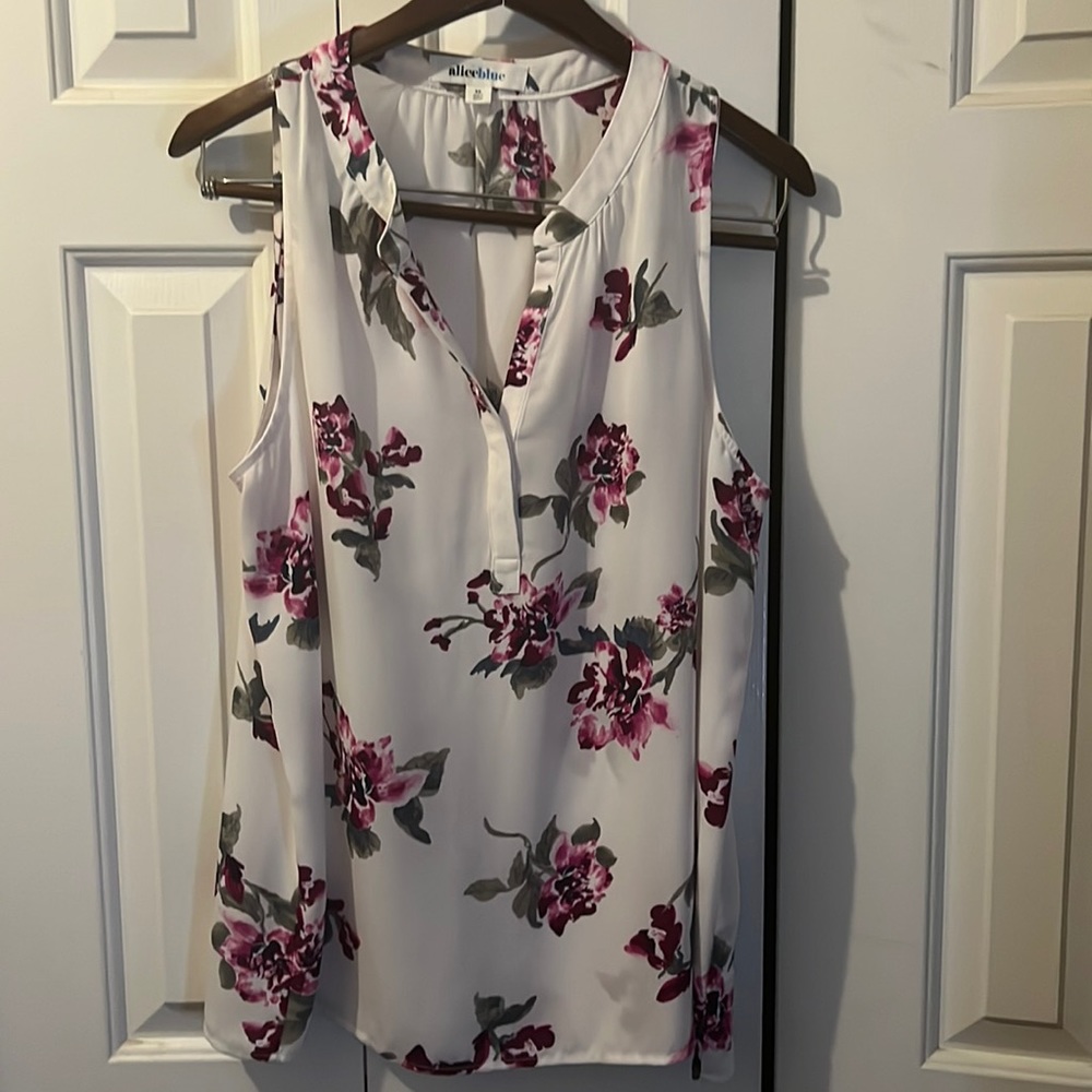 Alice Blue floral top size xl